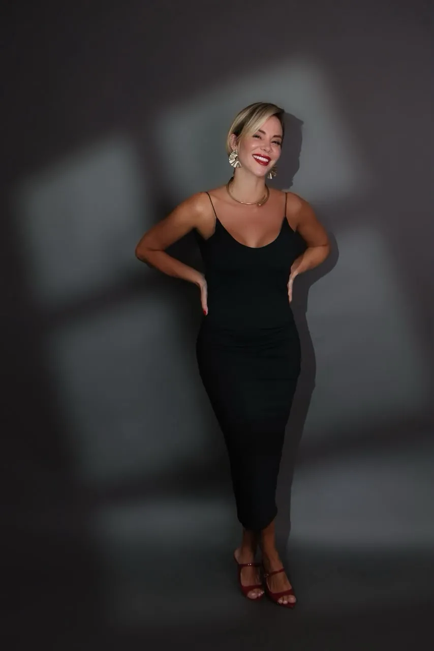 Elizabeth sorrindo de frente em ensaio fotográfico com jogo de sombras geométricas