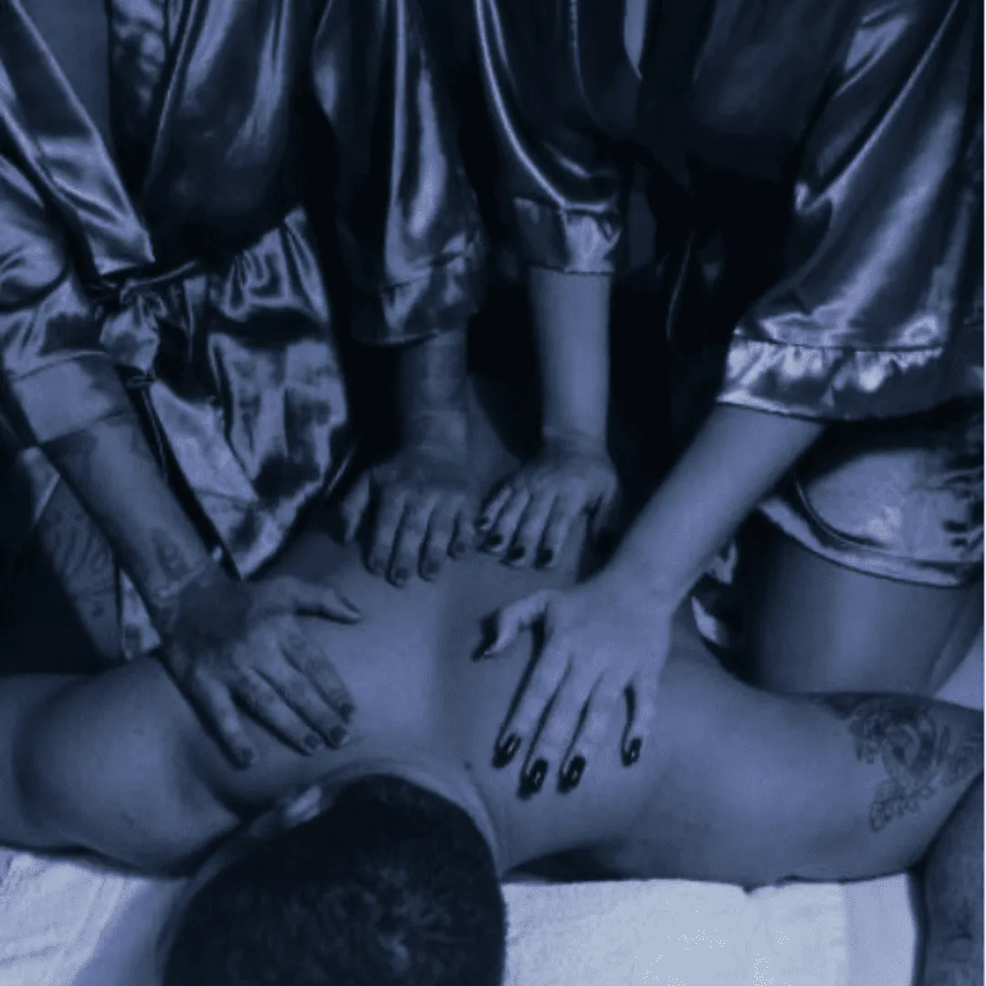 Duas terapeutas massageando as costas do cliente em massagem a 4 mãos em Vila Velha, ES