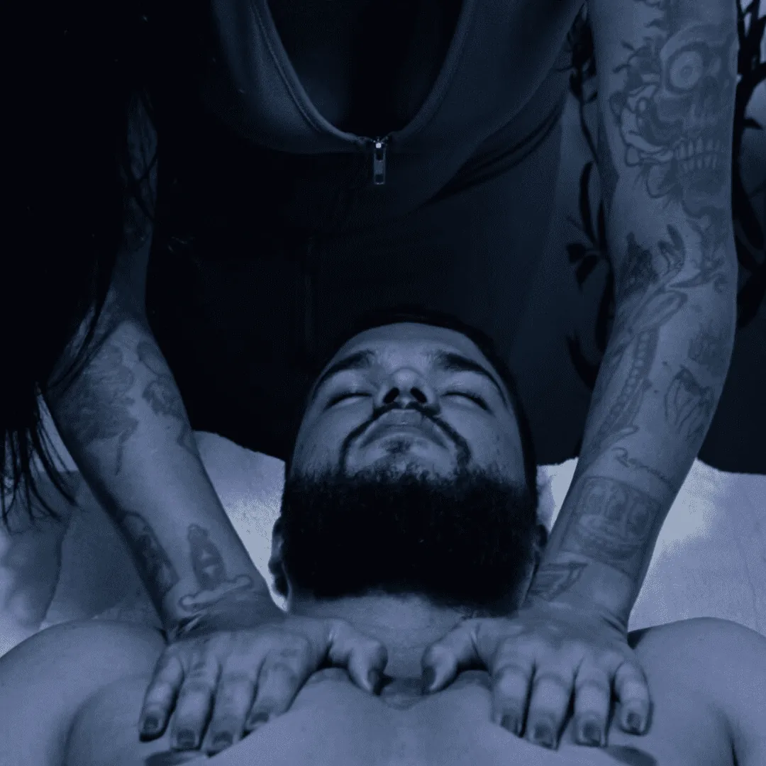 Terapeuta ao lado do cliente durante sessão de massagem lingam em Vila Velha, ES