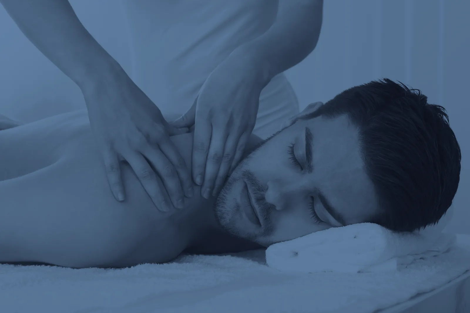 Massagem nas costas em sessão de massagem relaxante em Vila Velha, ES